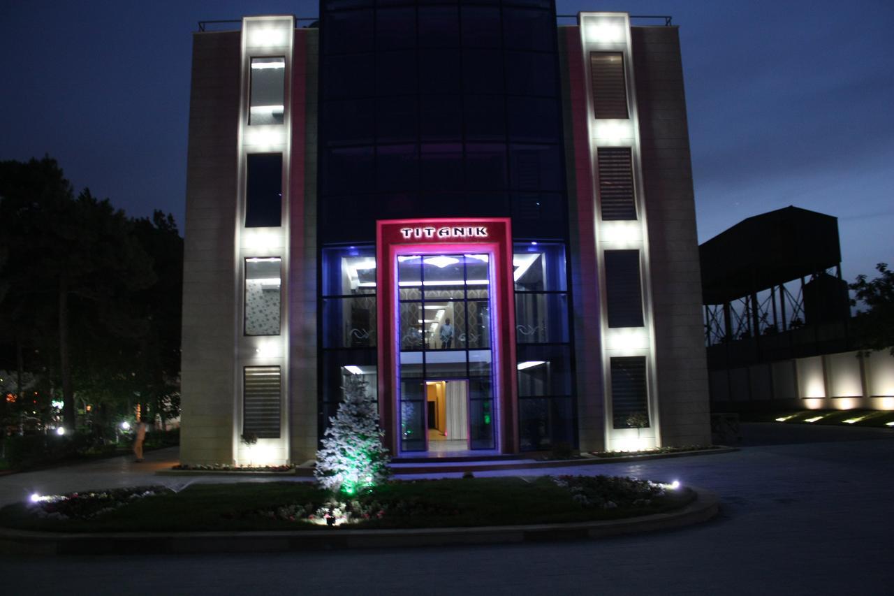 Titanik Hotel Baku Bagian luar foto